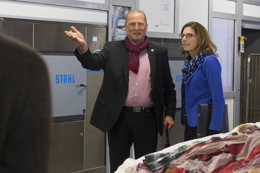 Geschftsfhrer Erhard Hauptmann erklrt Ministerin Btzing-Lichtenthler die Arbeitsablufe in der Wscherei. Fotos: Helmi Tischler-Venter