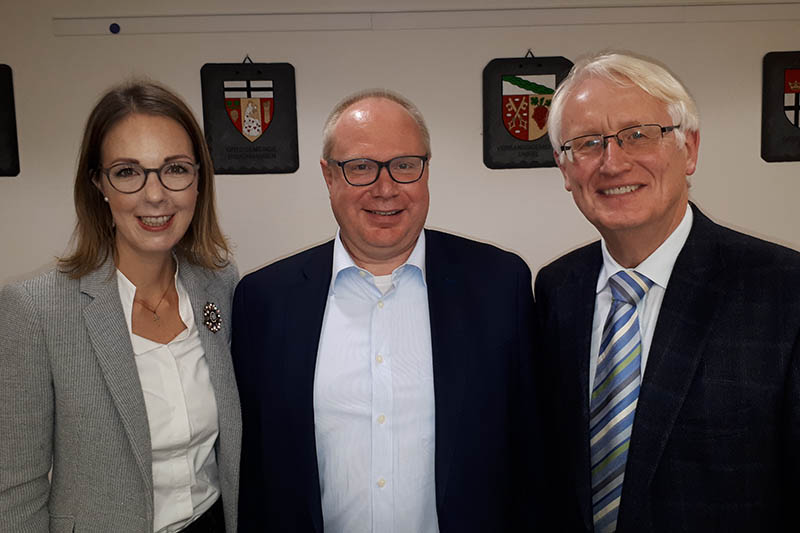 Ellen Demuth MdL und Bruchhausens Ortsbrgermeister Markus Fischer bieten nach berzeugung des Vorsitzenden des CDU-Gemeindeverbandes Unkel, Dr. Heinz Schmitz (rechts), beste Voraussetzungen, erneut das Vertrauen der Brger bei der Landtagswahl 2021 zu gewinnen. Foto: pr