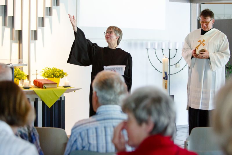 Pfarrerin Ilona Fritz; rechts Diakon Herbert Bruns. Fotos: Peter Bongard