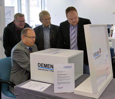 Brgermeister Jens Sttzel unterzieht sich einem Test am Parcour. Es schauen zu Franz-Josef Heer vom Pflegesttzpunkt, Helmut Ermert, Vorsitzender Seniorenbeirat, und Stadtbrgermeister Andreas Hundhausen (von links). Foto: gw