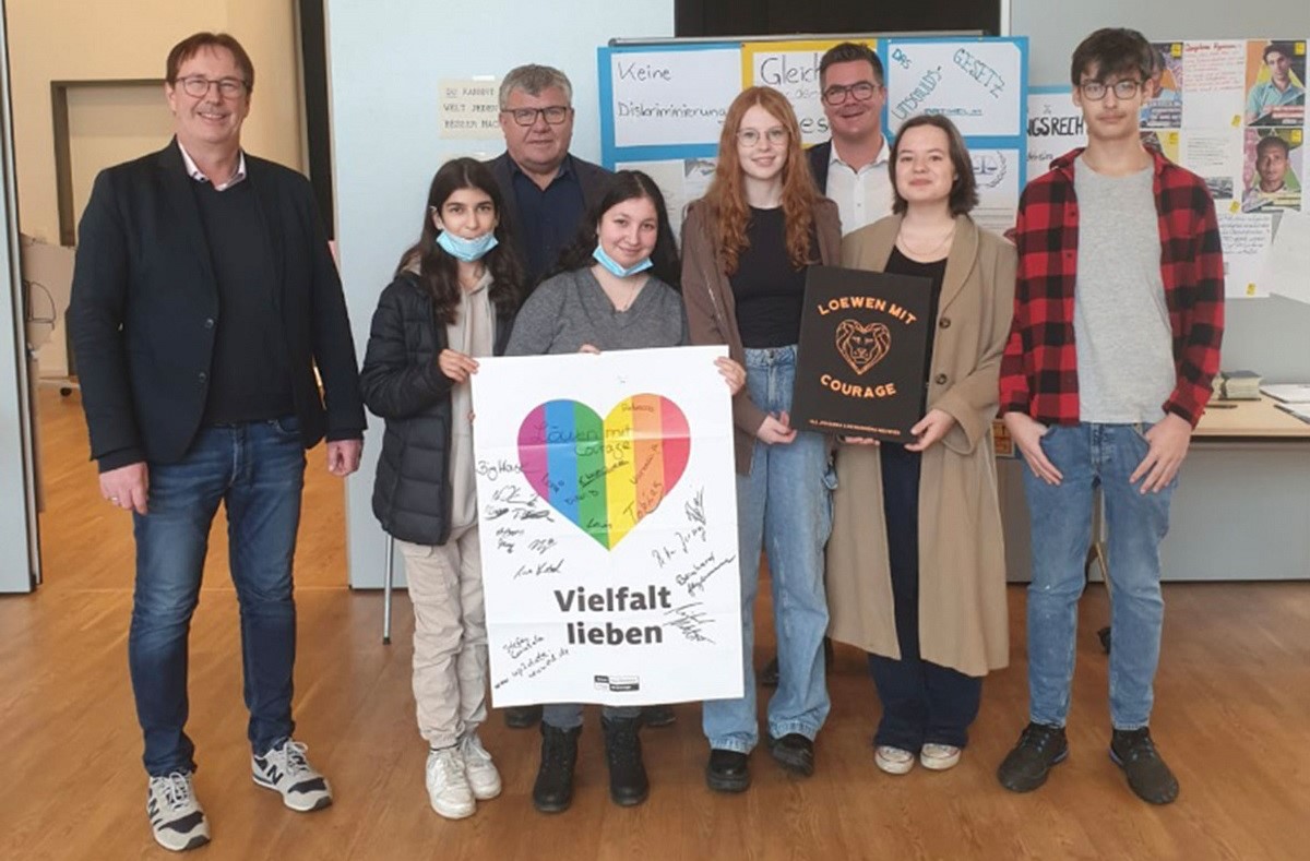 Bei der Ausstellungserffnung waren Bernhard Geyermann, Schulleiter der IGS Johanna Loewenherz, 1. Kreisbeigeordneter Michael Mahlert und Neuwieds Brgermeister Peter Jung (hinten von links) voll des Lobes fr den Eifer der Schlerschaft. (Fotos: Stadt Neuwied)