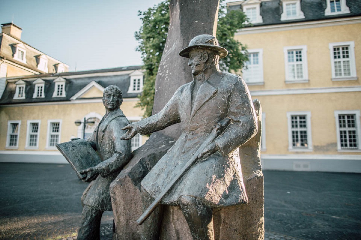 Auch weitere Denkmler, wie das vor dem Schlosstheater zu Ehren von Prinz Maximilian zu Wied und Maler Carl Bodmer, gehren zu den Etappen des Innenstadtrundgangs. (Foto: Simon Zimpfer)