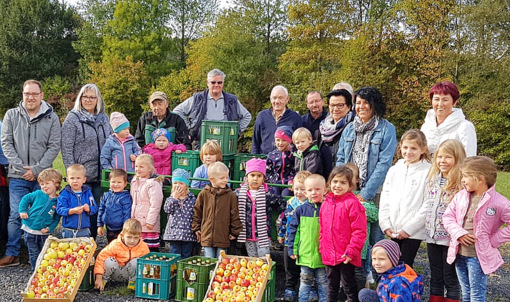 Der Apfelsaft wird von den Helfern an die Kindergartenkinder von Pracht bergeben. (Foto: privat) 