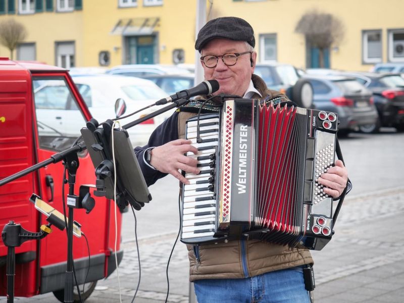 Der Sayner Alois Mller mit seiner Ziehharmonika. Fotos: Stadtverwaltung Bendorf