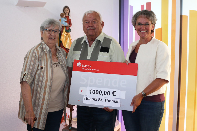 Das Jubelpaar Maria und Horst Jschke besuchte Eva-Maria Hebgen im Hospiz St. Thomas, um ihr die Spende persnlich zu berreichen. Foto: Dernbacher Gruppe Katharina Kasper
