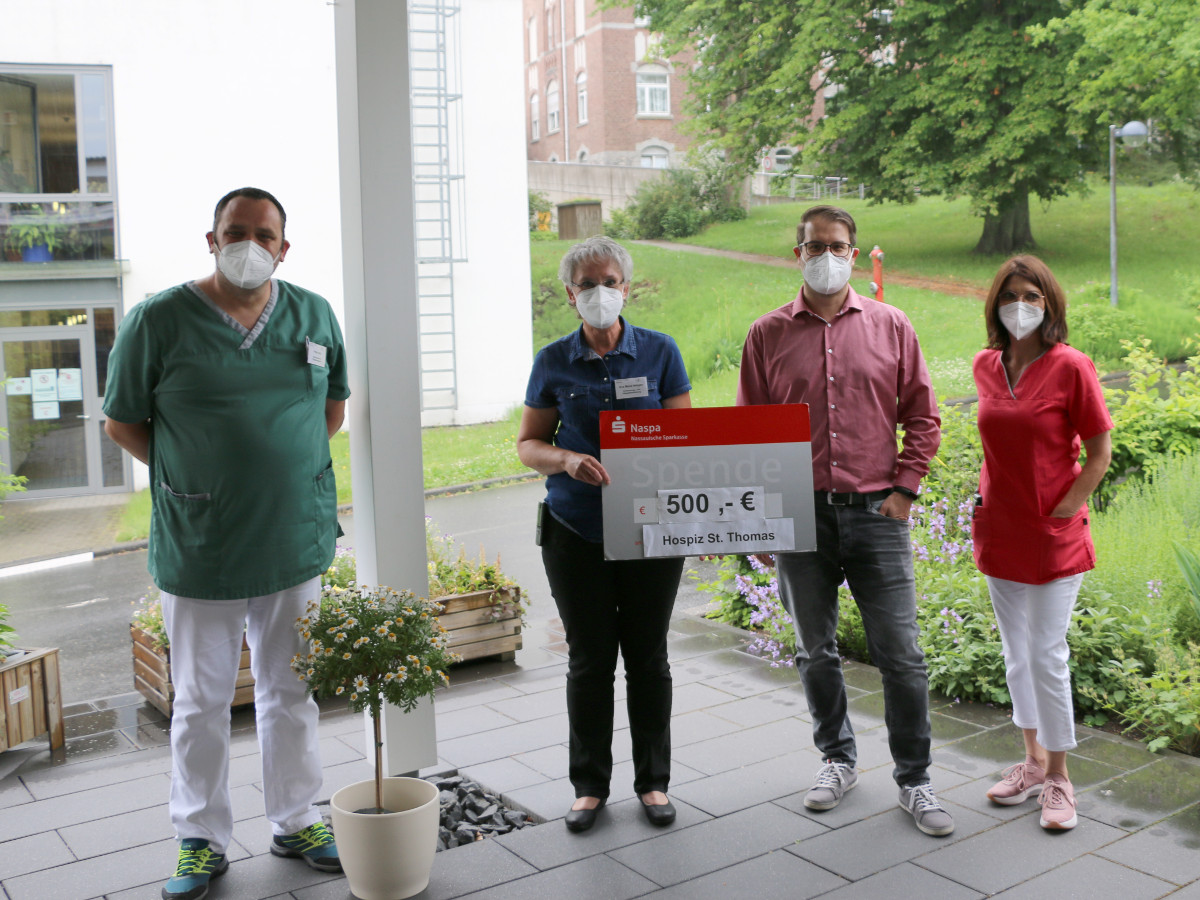 Jutta Girmann, Cliff Simon, Eva-Maria Hebgen und Peter Held (von links) bei der Spendenbergabe im Dernbacher Hospiz St. Thomas. (Foto: Hospiz St. Thomas)