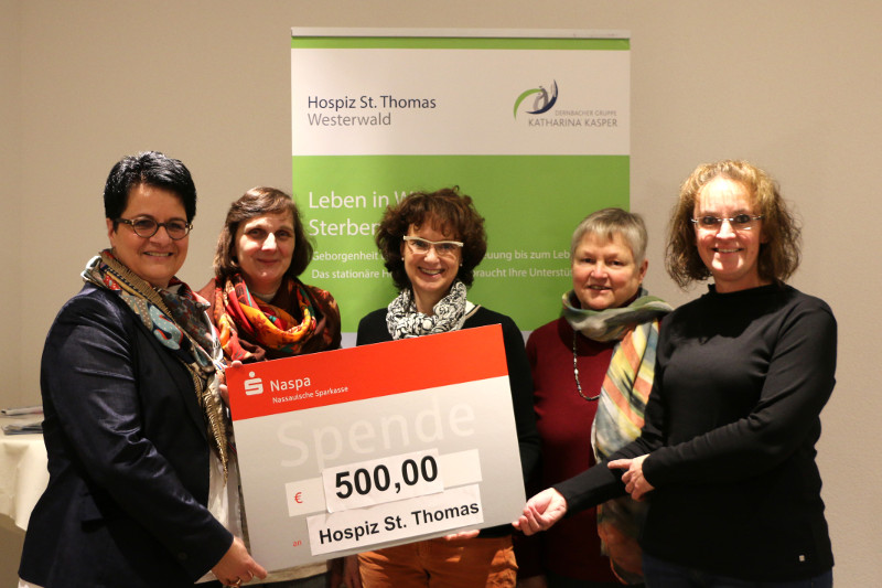 Von links: Elisabeth Disteldorf (Geschftsfhrerin der Katharina Kasper HOSPIZ GmbH), Elisabeth Erfort (Gemeindereferentin), Beate Schrder (Vorsitzende des Ortskirchenausschusses des Kirchortes Hhr-Grenzhausen), Barbara Specht (Festorganisatorin) und Eva-Maria Hebgen (Leiterin Hospiz St. Thomas) bei der Spendenbergabe. Foto: Privat