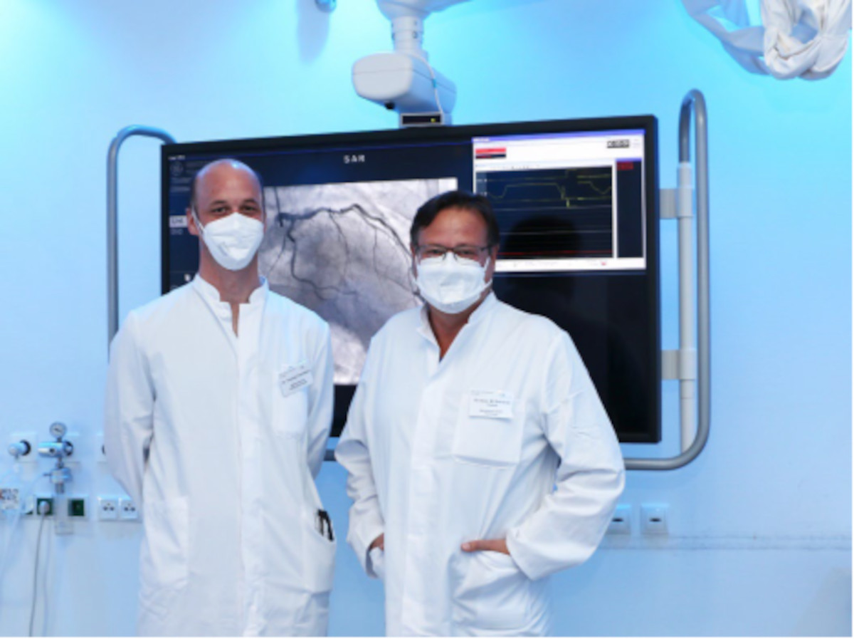 Freuen sich auf die Zusammenarbeit: Dr. Thomas Fischbach (l.) und Dr. Markus Reinartz, Chefarzt der Medizinischen Klinik I. (Foto: Herz-Jesu-Krankenhaus Dernbach)