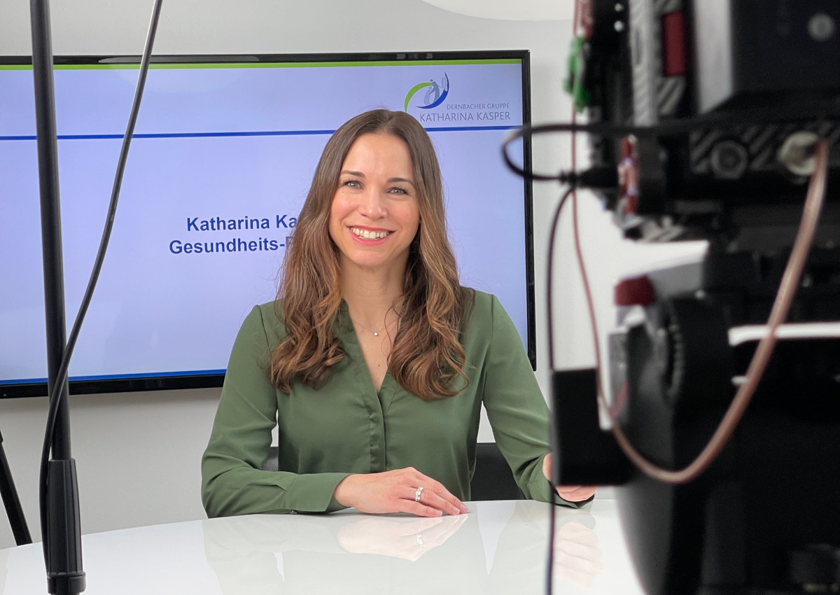 Interviewt rzte zu verschiedenen Krankheitsbildern: Moderatorin und Zahnrztin Kristina Sterz im Katharina Kasper Gesundheits-Podcast. (Foto: Dernbacher Gruppe Katharina Kasper)