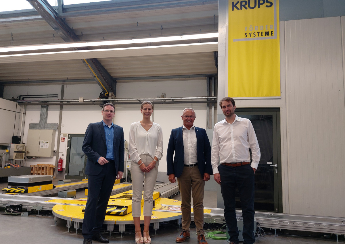 Landrat Achim Hallerbach (2. von rechts) und Kreis-Wirtschaftsfrrderer Harald Schmillen (links) lieen sich von Philipp Krups und Julia Hahn den Betrieb zeigen. (Foto: KV Neuwied)