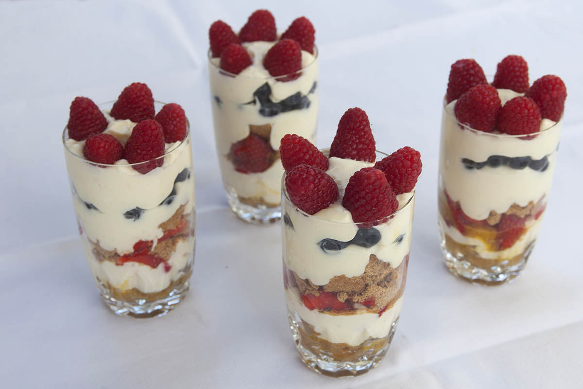 Westerwlder Rezepte: Cremiges Dessert mit Sommerbeeren