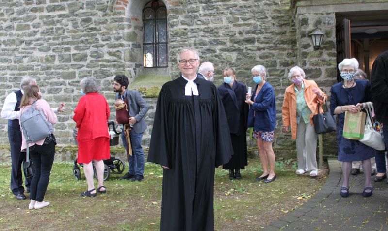 Pfarrer Detlef Schmidt nach seinem letzten offiziellen Gottesdienst vor der evangelischen Kirche in Kirburg. Fotos: Sabine Hammann-Gonschorek