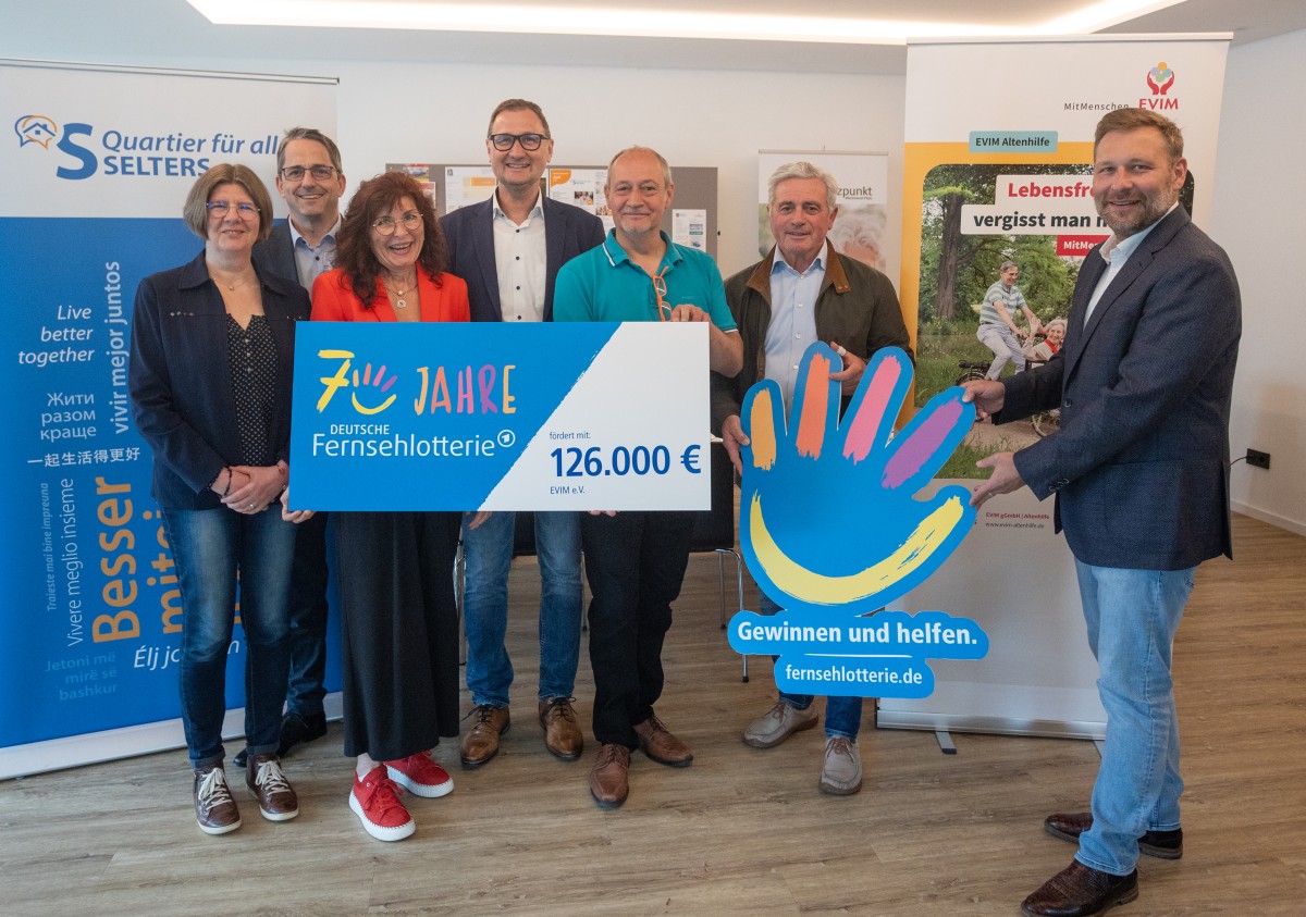 126.000 Euro F�rdergeld f�r das "Quartier f�r alle". Cordula Simmons von der Else Sch�tz Stiftung, B�rgermeister Oliver G�tsch, Quartiersmanagerin Angela Schmitz-Buchholz, Peter Kiel von der EVIM GmbH Altenhilfe, Quartiersmanager Michael Voss, Stadtb�rgermeister Rolf Jung und Stephan Masch als Repr�sentant der Deutschen Fernsehlotterie (Foto:Eckhard Schneider)