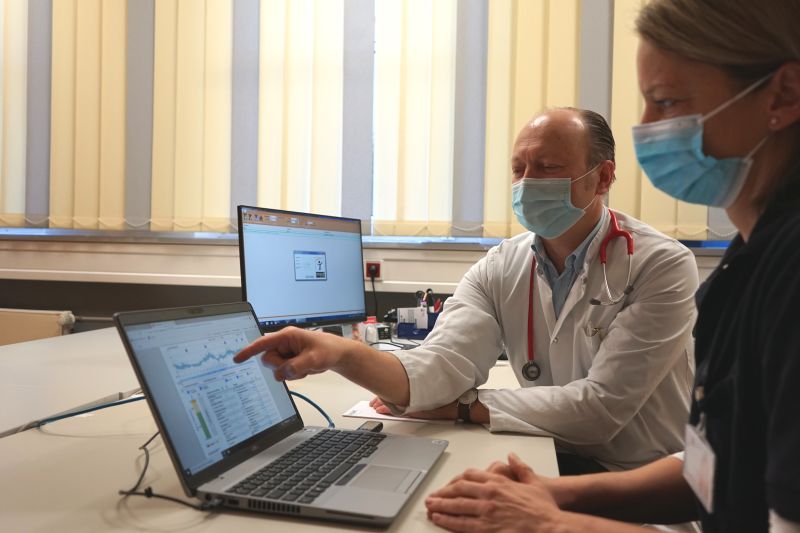 Chefarzt Dr. Gebhard Buchal und Oberrztin Dr. Louisa van den Boom bei der Betrachtung von Patientendaten. Fotos: privat