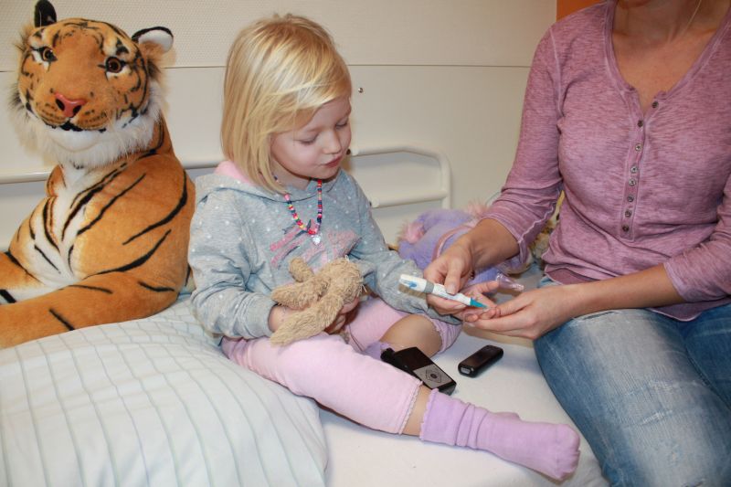 Kleine Patientinnen bei der Blutzuckermessung in der DRK-Kinderklinik Siegen im Rahmen der Diabetesschulung. Foto: DRK-Kinderklinik Siegen