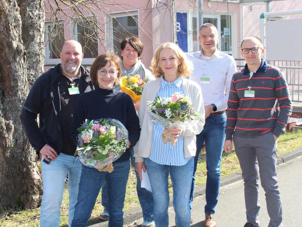 Seit 40 Jahren sind Gabi Mengel (vorne links) und Silke Neuser (vorne rechts) Teil des Diakonie Klinikums. Stefanie Abele ist seit 25 Jahren dabei. Zu diesen Dienstjubil�en gratulierten Pflegedirektor J�rg Engel (zweiter von rechts) sowie die Pflegedienstleiter Frank Gr�mbel (links) und Wadim Linde. (Foto: Blazenka Sokolova)