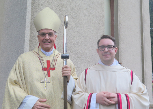 Weihbischof Jrg Michael Peters (links) weihte in Niederfischbach den 29-jhrigen Sebastian Khn zum Diakon. (Foto: privat) 