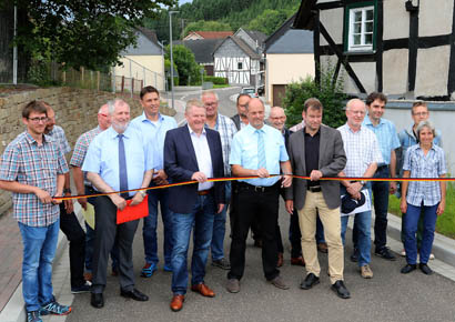 Symbolischer Akt: die Ortsdurchfahrt von Dickendorf wurde nun frei gegeben. Fotos: anna