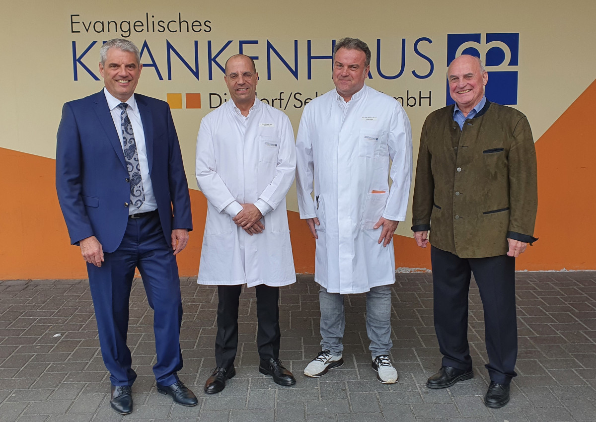 Der Verwaltungsratsvorsitzende Rolf-Peter Leonhardt und die Mitglieder der Krankenhausleitung begren Dr. med. Christof Reiner, den neuen Chefarzt der Inneren Medizin II im Evang. Krankenhaus Dierdorf/Selters. (Foto: KHDS)