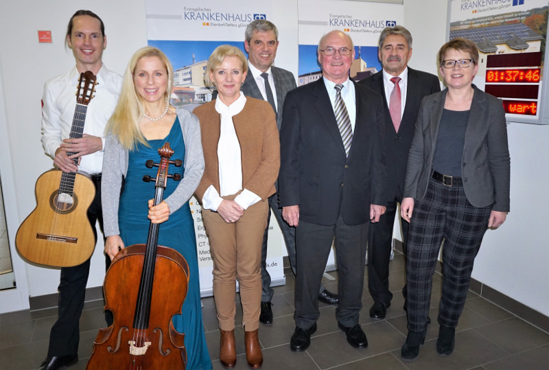 Von rechts: Dr. Tanja Machalet (Mdl), Dr. Reinhold Ostwald (rztlicher Direktor), Rolf-Peter Leonhardt (Verwaltungsratsvorsitzender), Guido Wernert (Geschftsfhrer), Sabine Schmalebach (Pflegedirektorin), Sonja Asselhofen (Cellistin), Fabian Spindler (Gitarrist). Foto: Privat