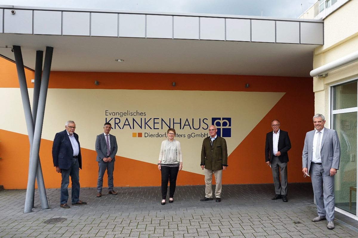 Von links: Guido Wernert (KHDS-Geschftsfhrer), Erwin Reuhl (Mitglied des KHDS-Verwaltungsrats), Rolf-Peter Leonhardt (KHDS-Verwaltungsratsvorsitzender), Dr. Tanja Machalet (SPD-Bundestagskandidatin), Jrg Geenen (stv. Geschftsfhrer des KHDS) und Rainer Hummel (Vorsitzender des Krankenhausvereins Selters/Dierdorf) (Foto: KHDS)