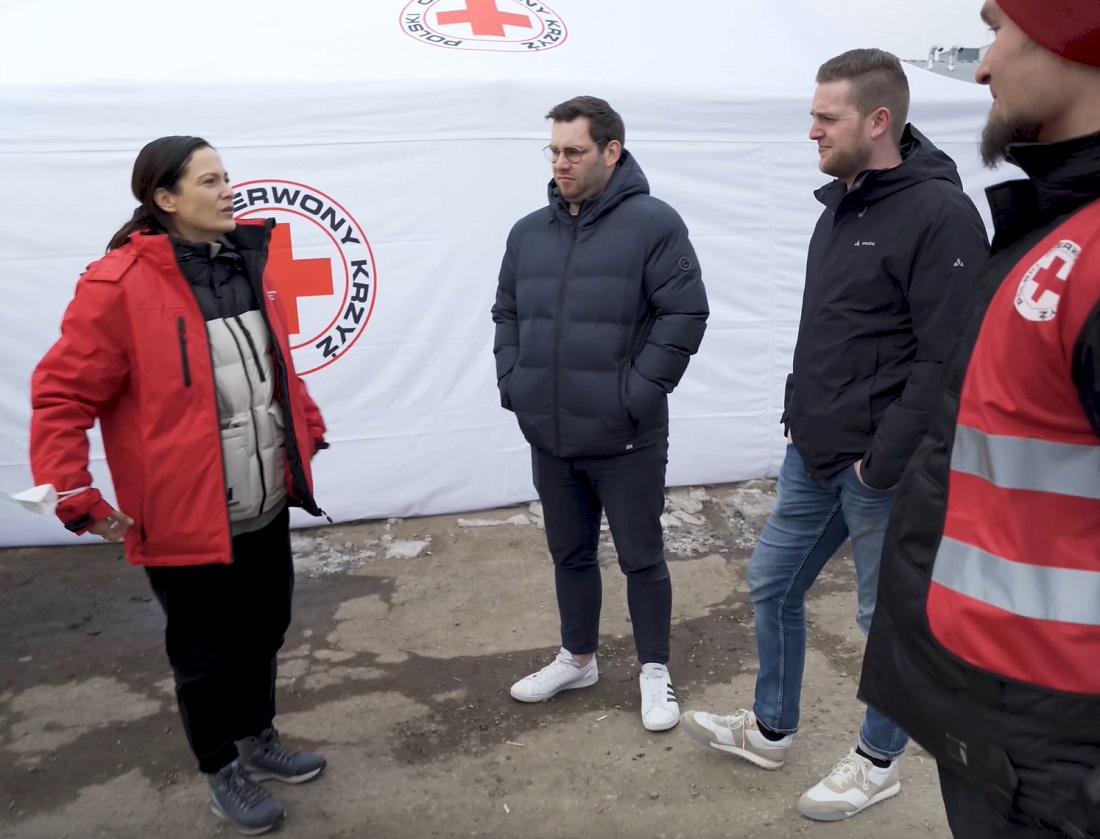 Martin Diedenhofen und Daniel Baldy trafen Oana Bara (v.r.n.l.) bereits im Mrz nahe der polnisch-ukrainischen Grenze. (Foto: Christian Spies)