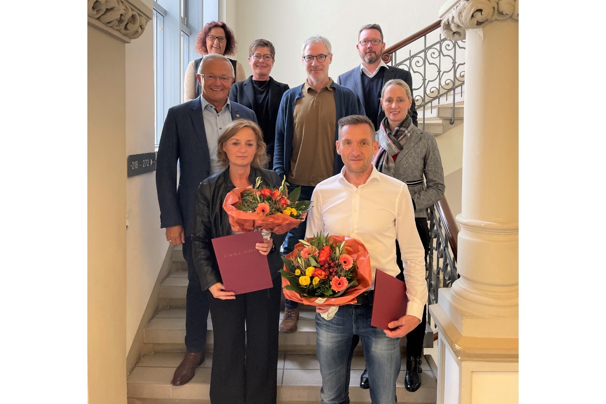 Petra Spohr-Schfer und Werner Grf sind der Kreisverwaltung seit 40 bzw. 25 Jahren treu. Zum Dienstjubilum gratulierten (von links) Landrat Achim Hallerbach, Personalratsvorsitzende Birgit Eisenhuth, Kerstin Grundmann, Stefan Roos, Oliver Honnef und Broleiterin Diana Wonka. (Foto: Kreisverwaltung Neuwied)