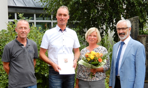 40-jhriges Dienstjubilum bei der Verbandsgemeindeverwaltung Daaden-Herdorf: Wolfgang Mrker mit Ehefrau Beate (Bildmitte), Brgermeister Wolfgang Schneider (rechts) und Personalratsvorsitzender Andreas Hsch. (Foto: Verbandsgemeindeverwaltung Daaden-Herdorf)