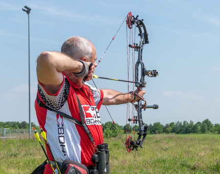 Dieter Glckner wurde Deutscher Meister in der Klasse Bowhunter Unlimited Senioren bei den Deutschen Meisterschaften Feld und Jagd des Deutschen Feldbogen Sportverbandes im sdpflzischen Hrdt. (Foto: Verein)