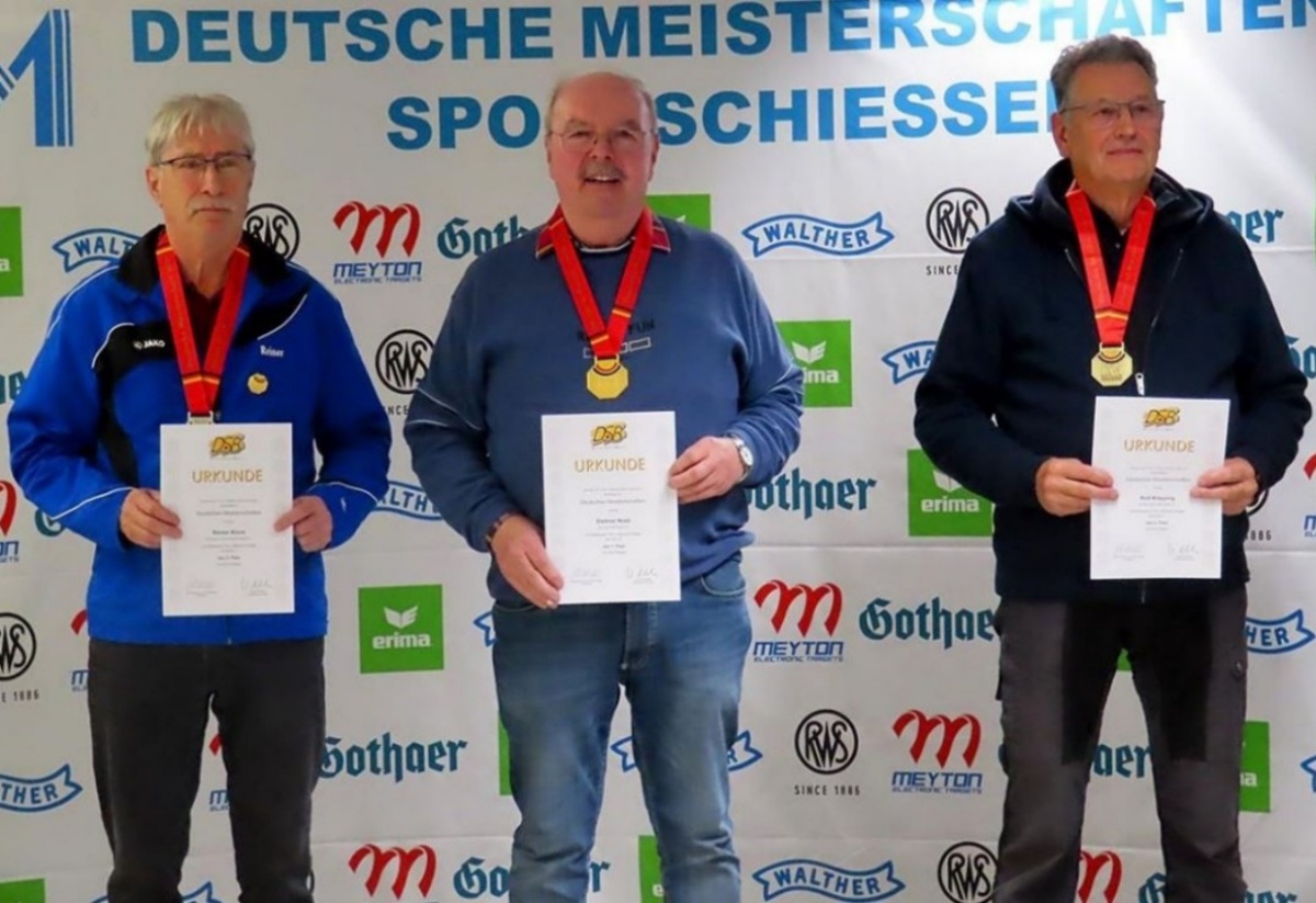 Dietmar Neeb (Mitte) ist neuer Deutscher Meister in der Disziplin 10m Luftpistole Auflage (Foto: Wilfried Stcker/SSV Fehl-Ritzhausen e.V.)