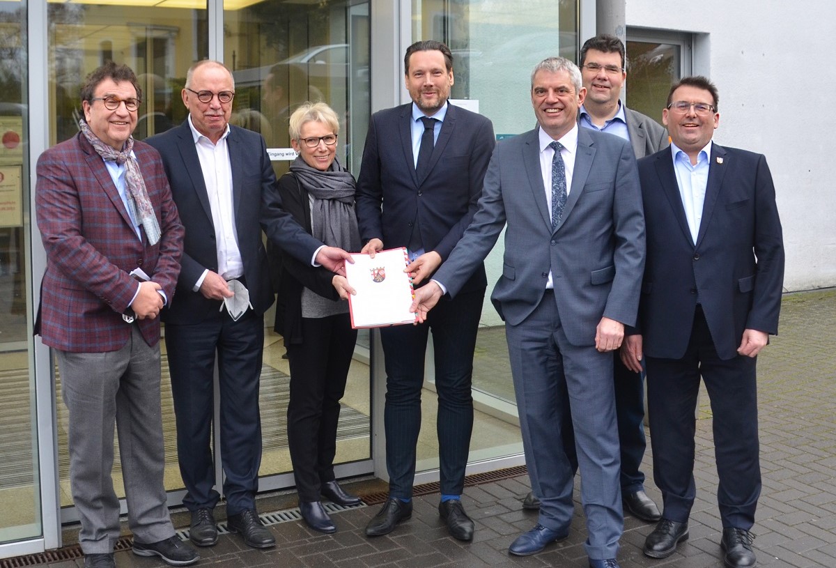 Von links: Architekt Willi Hamm, RA Erwin Reuhl, Anette Wick, Daniel Stich, Guido Wernert, Peter Rompf und Jrg Denninghoff. (Foto: Krankenhausgesellschaft St. Vincenz mbH)