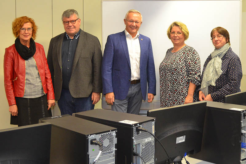 Von links: Schulreferentin Mechtild Laupichler, 1. Kreisbeigeordneter Michael Mahlert, Landrat Achim Hallerbach, Susanne Grzembke, Digitalkoordinatorin der Kinzingschule und Schulleiterin Andrea Regel. Foto: Kreisverwaltung