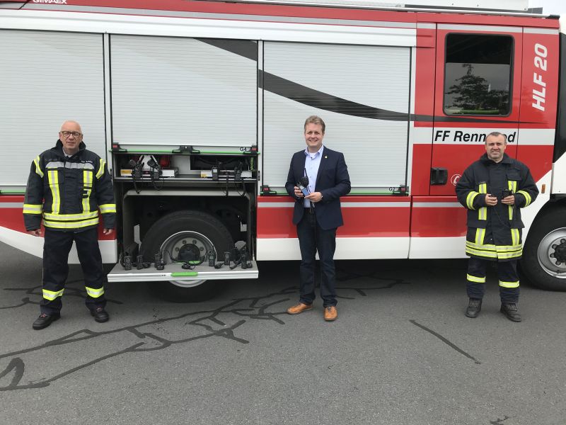 Brgermeister Gerrit Mller (Mitte) und Wehrleiter Heinz-Werner Schtz (links) lieen sich von Manuel Haas die neuen Gerte erlutern. Foto: privat