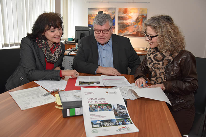 Das Foto zeigt den 1. Kreisbeigeordneten und Planungsdezernent Michael Mahlert im Gesprch mit den zustndigen Mitarbeiterinnen Margit Rdder-Rasbach (links) und Carina Baugut-Seyfried bei den Vorbereitungen des Kreisentscheids. Foto: Kreisverwaltung