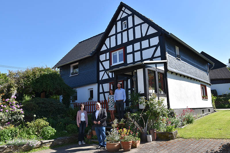 Wohnhaus mit Anbau der Familie Lambertz/Haberland: (v.r.n.l. Familie Lambertz/ Haberland; 1. Kreisbeigeordneter Michael Mahlert, Margit Rdder-Rasbach, Dorferneuerungsbeauftragte der Kreisverwaltung. Fotos: Kreisverwaltung Neuwied