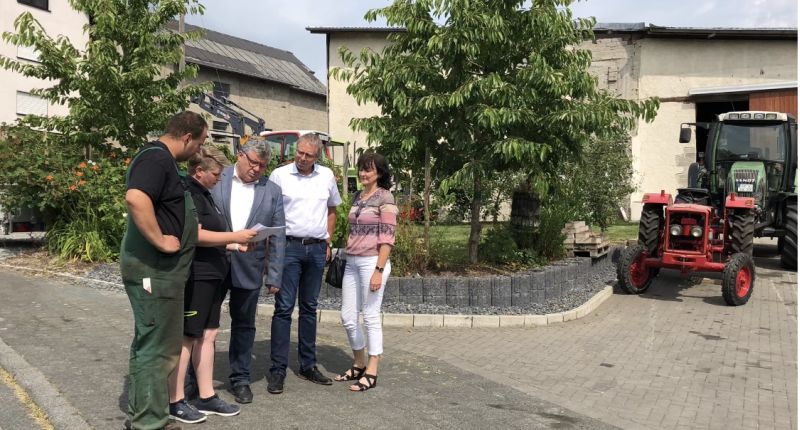 Werkstatt fr Landmaschinentechnik in der ehemaligen Scheune. Von links nach rechts: Bauherren Dennis und Nina Puderbach; Michael Mahlert, Erster Kreisbeigeordneter; Achim Braasch, Ortsbrgermeister; Margit Rdder-Rasbach, Dorferneuerungsbeauftragte des Landkreises. (Quelle: Kreisverwaltung)
