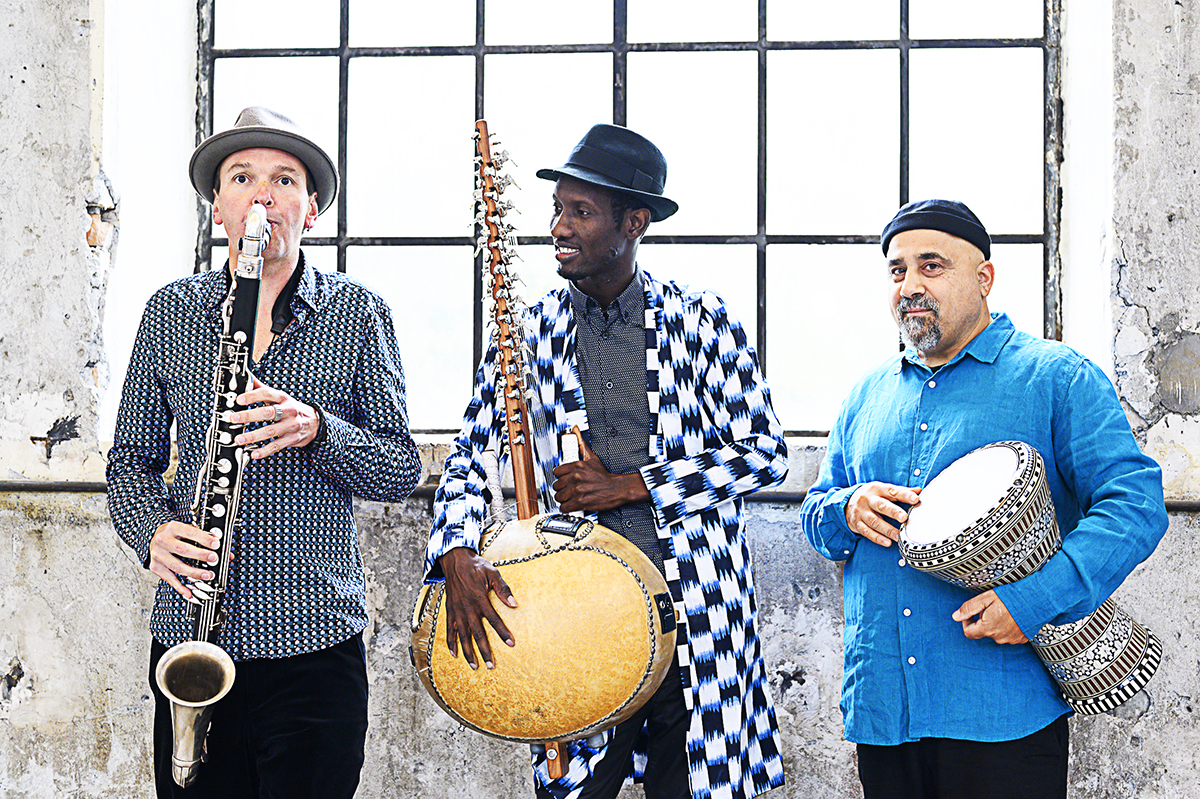 Fr eine auergewhnliche musikalische Reise mit drei begnadeten Musikern aus dem Senegal, Israel und der Schweiz sorgt das Trio JMO im Juli in Hhr-Grenzhausen. Foto: Privat