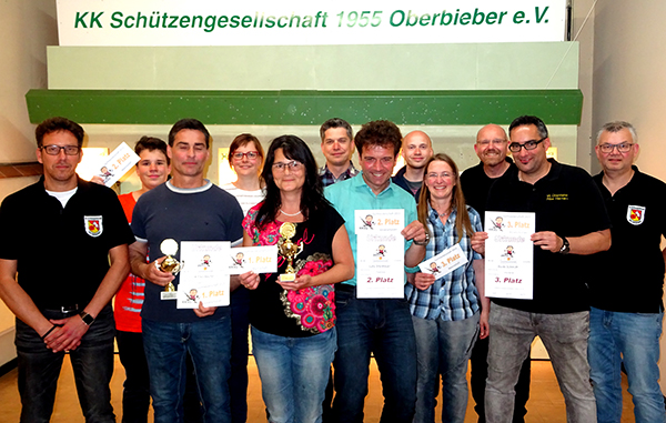 Glckliche Gewinner beim uerst gut besuchten Dorfturnier der KKSG Oberbieber, flankiert von Sportwart Jrgen Muscheid (links) und dem Vorsitzenden der KKSG Dirk Kreuser (rechts). Foto: Hans Hartenfels