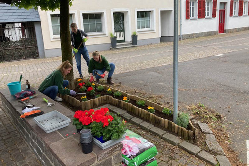 Im Dorfzentrum von Scheuren knnen sich Spaziergnger jetzt wieder an Blumen erfreuen. Fotos: privat