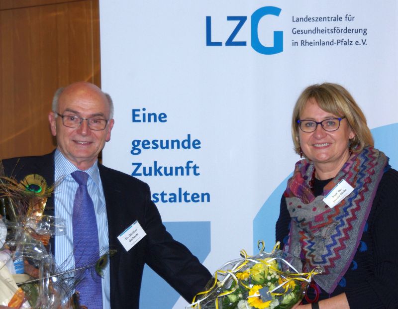 Der langjhrige LZG-Vorsitzende Sanittsrat Dr. Gnter Gerhardt und seine Nachfolgerin Prof. Dr. med. Ursula Rieke. Foto: LZG