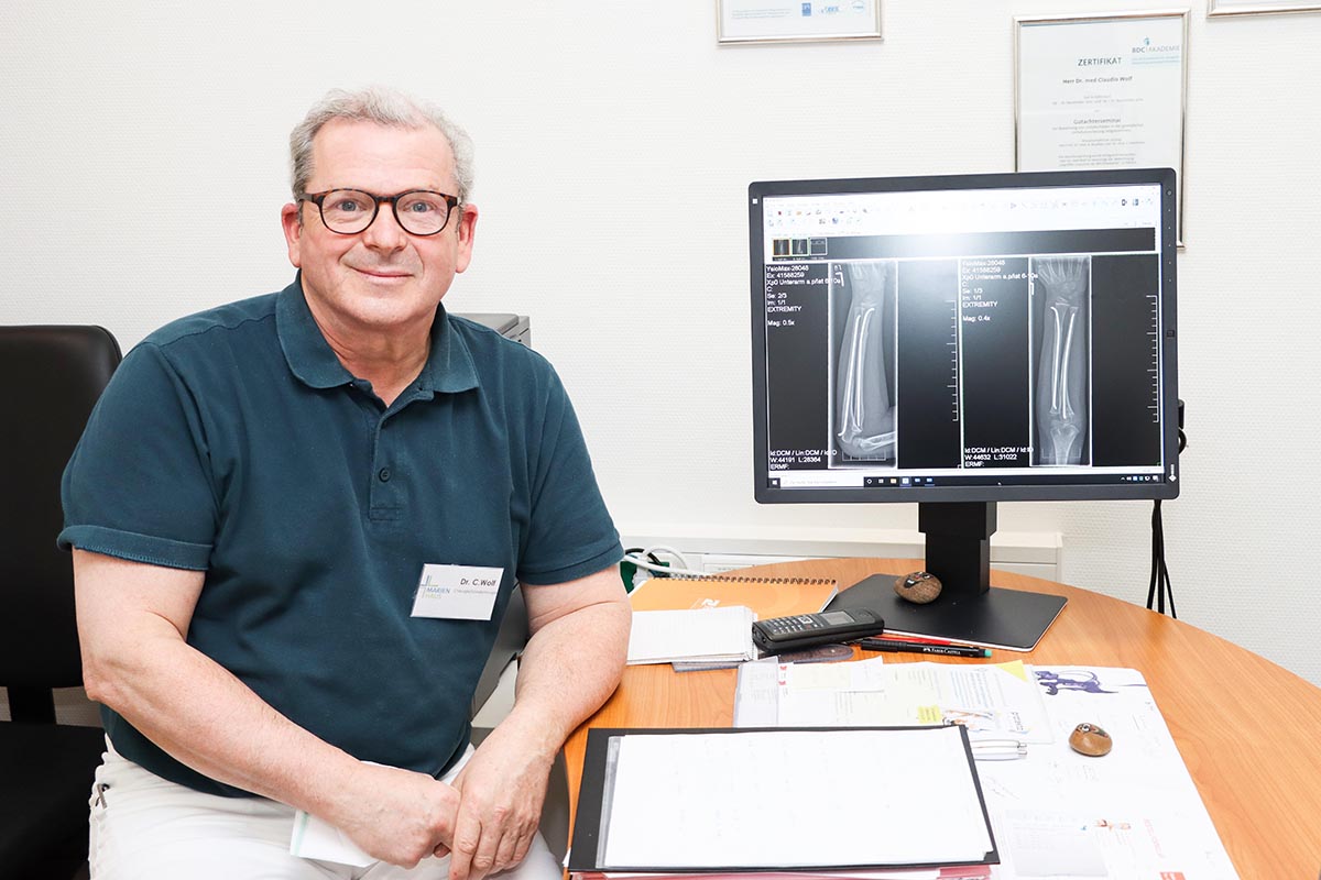 Der Chirurg und Unfallchirurg Dr. Claudio Wolf behandelt Patientinnen und Patienten in der MVZ-Praxis im Erdgeschoss des Marienhaus Klinikums St. Elisabeth Neuwied. Foto: Andrea Schulze