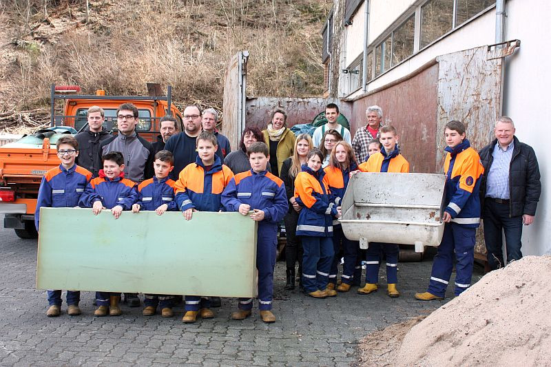 Einige freiwillige Helfer beim Dreckwegmachtag Foto: jkh