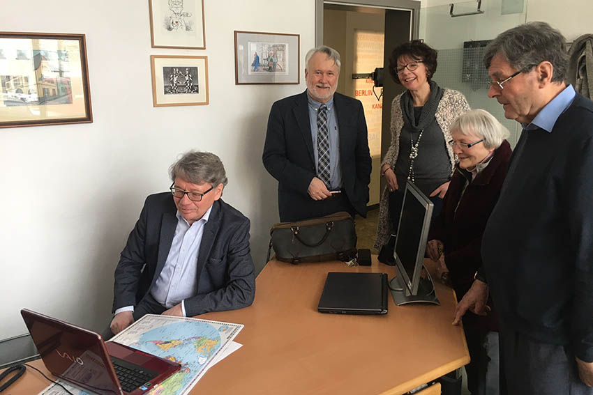 Wo knnte das sein? Zunchst versuchten (von links) Christoph Charlier, Prof. Dr. Wolfgang von Keitz, Kthemarie Hommerich, Sigrid Wesely und Rudolf Vollmer im Willy-Brandt-Forum, der Rtsel Lsungen zu finden. Fotos: Thomas Herschbach