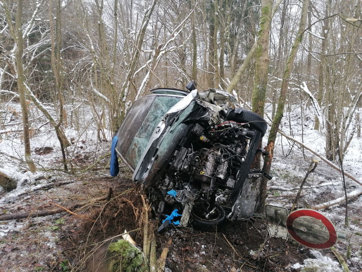 Schwerer Verkehrsunfall in Dreisbach: 29-jhrige Pkw-Fahrerin prallt gegen Baum