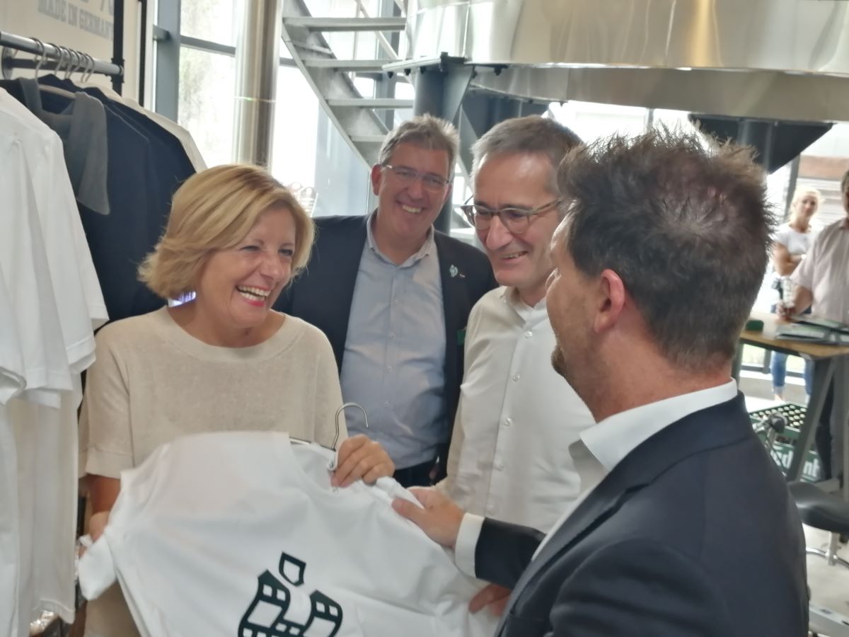 Passt das T-Shirt mir? Malu Dreyer muss wohl über die Antworten von Jens Geimer, Landtagspräsident Hendrik Hering und Brauerei-Mitarbeiter Klaus Strüder (von rechts) lachen. (Foto: vh)