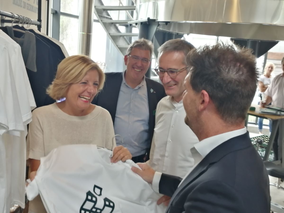 Passt das T-Shirt mir? Malu Dreyer muss wohl ber die Antworten von Jens Geimer, Landtagsprsident Hendrik Hering und Brauerei-Mitarbeiter Klaus Strder (von rechts) lachen. (Foto: vh)