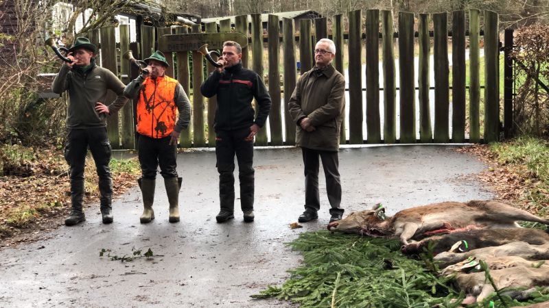 Mit dem so genannten Verblasen der Strecke wurde die Drckjagd auf der Montabaurer Hhe beendet. Bild: Andreas Leidig