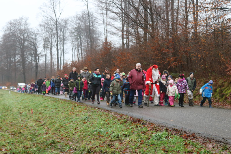 Die Gundlach-Stiftung lud zahlreiche Familien zur Wanderung mit Weihnachtsmarkt in Muscheid ein. Foto: Privat