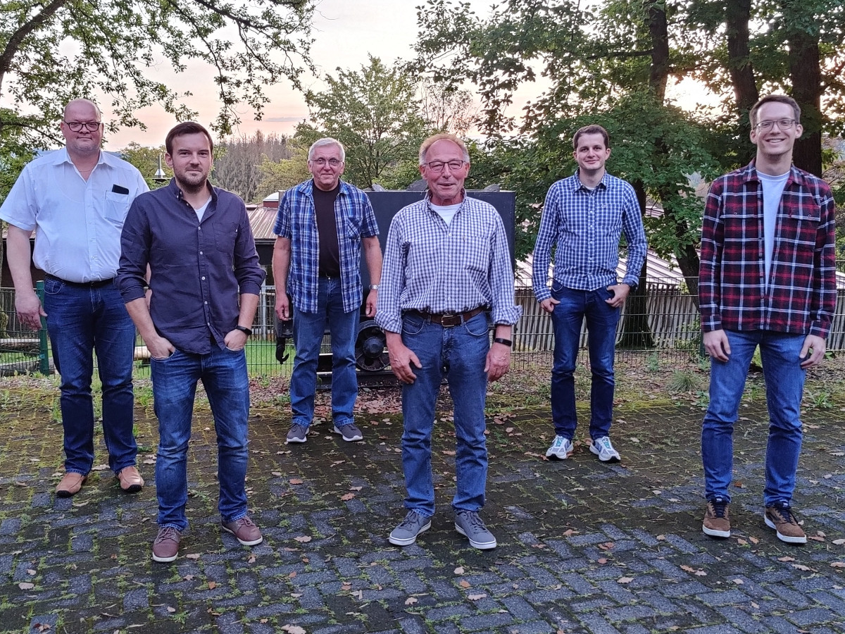 Der aktuelle Vorstand des MGV Dnebusch. Von links: Torben Gerhards (1. Vorsitzender), Dennis Weigel (2. Geschftsfhrer), Rolf Rttgen (1. Kassierer), Klaus Schreiner (2. Vorsitzender), Maximilian Tillmanns (Jugendwart), Chris Bhmer (2. Kassierer). Es fehlt: Lars Schneider (1. Geschftsfhrer). (Fotos: Verein)