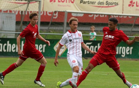 Am Freitag, 6. Juli, kommt es auf dem Rasenplatz in Nentershausen wie im Vorjahr zum Duell zwischen den Sportfreunden Eisbachtal und Bundesligist Fortuna Dsseldorf, wie in dieser Szene zwischen den Eisbren Moritz Hannappel (links) und Julian Hannappel (rechts) sowie Fortunas Julian Schauerte (Mitte). (Foto: SF Eisbachtal)